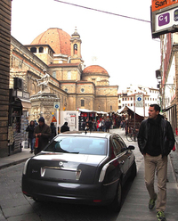 2013年2月、メディチ家ゆかりのフィレンツェ・サンロレンツォ協会近くにて。生き延びていた「テージス」に遭遇。