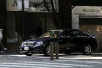 都心のオフィス街をゆく。エッジの利いたセダンボディながら、Cd値＝0.26の空力性能が自慢。