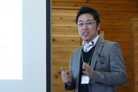 スクリーンの前で熱弁をふるう三菱自動車工業 商品戦略本部の上平 真さん。
    