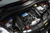 「208GTi」に搭載される1.6リッター直4直噴ターボエンジン。基本的には特別仕様車「30thアニバーサリー」に用意されていたものと同じで、208psの最高出力と30.6kgmの最大トルクを発生する。