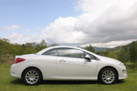 ルーフの開閉は、約20秒で完了する。写真をクリックすると、メタルルーフの動作が見られます。