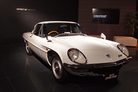 会場の一角には、ロータリーエンジンを搭載した往年のスポーツカー「コスモスポーツ」も展示されていた。