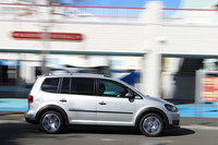 SUV風の見た目とはいえ、車高の上げ幅は10mm程度なので過度な腰高感はない。ワイドトレッド化の効果か、ベース車よりむしろスポーティーな走りをみせる。