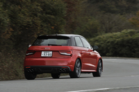 テスト車のボディー色はミサノレッド パールエフェクト。さらにピラー部とルーフ全体をペイントする「コントラストルーフ」オプション（8万円）を選択している。レッドの場合、ルーフは黒のほか、グレーとシルバーから選べる。