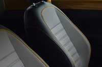 「ザ・ビートル デューン」専用のファブリックシート。イエローのパイピングやステッチが目を引く。