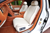 試乗車の内装は、シートを中心としたメインハイドが「リネン」、ダッシュボードなどに用いられるセカンダリーハイドが「ニューマーケットタン」、ウッドパネルが「チェストナット」だった。