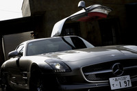 ドアは70度の角度で上方に跳ね上がる。
