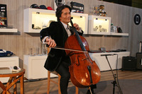 開催初日にはチェロ奏者の溝口 肇氏が特別ゲストとして招かれ、生演奏を披露した。