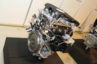 アトキンソン化、低フリクション化による熱効率の向上と直噴化により、環境性能と動力性能を高次元で両立したというハイブリッド用のAR系2.5リッター直4エンジン。次期「クラウンハイブリッド」にV6に代わって搭載されるそうだが、クラウンの上級グレードに4気筒エンジンが積まれるのは45年ぶりとなる。ある意味とても感慨深い。