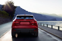 「Fペース」のリアビュー。