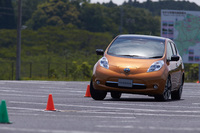 ジムカーナコースで熱い走りを見せる「日産リーフ」。
