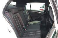 後席の様子。前席同様、座面や背もたれにはストライプが入れられる。