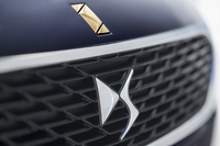 「DS 5 Edition1955」のエンブレム。