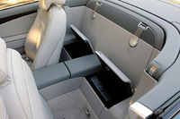 前席背後のスペースには、80kgまでの荷物が載せられる。写真のコンパートメントボックスは、容量18リッター。