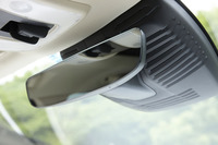 ルームミラーは、フレームレスタイプ。鏡面の面積を大きくとることで、視認性の向上が図られている。
    