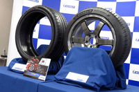 「パイロットスポーツ4」（右）と「パイロットスポーツコンセプトZP」（左）。後者は2016年のデトロイトショーで発表された「レクサスLC500」に装着されていたコンセプトタイヤである。