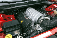 ノーズに押し込められた6.1リッターHEMI V8は、431psと58.0kgmというパワーとトルクを発揮する。だがそのマナーはいたってジェントルで、荒々しさは微塵も感じられない。あくまでも参考値だが、今回の試乗で約200kmほど走り回った間の車載計の平均燃費は8km/リッターとなかなか良好な数値を示していた。