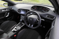 「308 GTライン」のインテリア。スポーティーな内外装の意匠だけでなく、9つのスピーカーを備えたDENONのオーディオシステムや、パークアシスト機能など、充実した装備も特徴となっている。