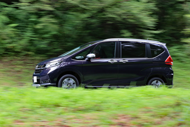 ばすけ　フリードクロスター ホンダ フリード クロスター 登録済み未使用車 両側パワスラ