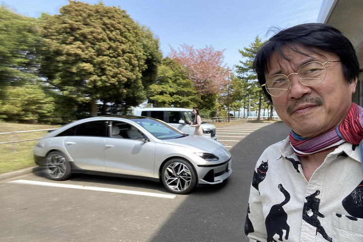 今回は2023年のワールド・カー・オブ・ザ・イヤーに輝いたヒョンデのBEV「アイオニック6」の話題なので、一応本人としてはヨン様（ペ・ヨンジュン）のイメージでコスプレしてみました。