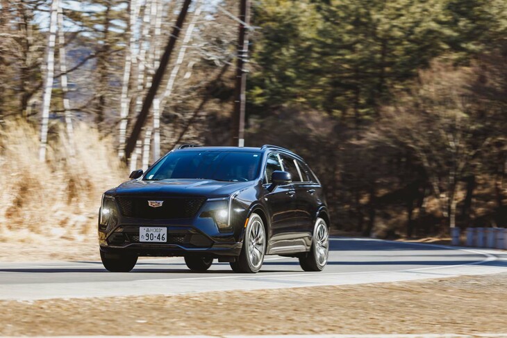 かつては、足まわりの仕様が異なる複数のグレードが用意されていた「XT4」だが、今回のマイナーチェンジで、アクティブスポーツサスペンションと20インチのタイヤ＆ホイールセットを組み合わせた「スポーツ」のみに整理されてしまった。