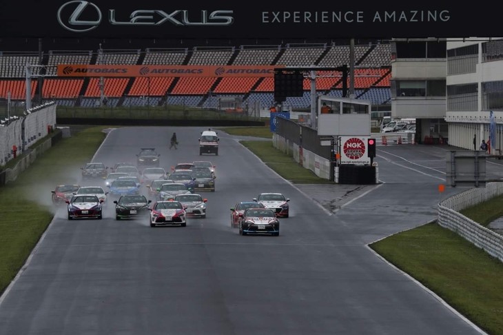 次はプロフェッショナルシリーズのヒート1です。2台とも好スタート！ 特に久保選手は7番手スタートから一気に4番手あたりまで追い上げ、場内はかなり盛り上がりました。しかし、前車と接触してしまいコースオフ。最後尾まで順位を落としながらも、17位まで追い上げてチェッカーを受けました。井口選手は順調に順位をキープしていましたが、後半はペースが上がらず1台にパスされて7位でのチェッカーとなりました。