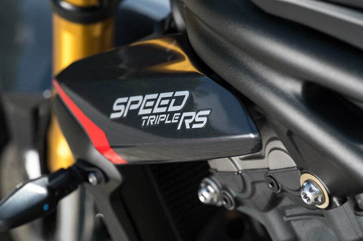 アグレッシブな走りに特化したネイキッドスポーツの「トライアンフ・スピードトリプル1200RS」。2025年モデルでは、エンジン性能のアップ、電子制御の拡充、足まわりの強化と、全方位的な改良が加えられた。