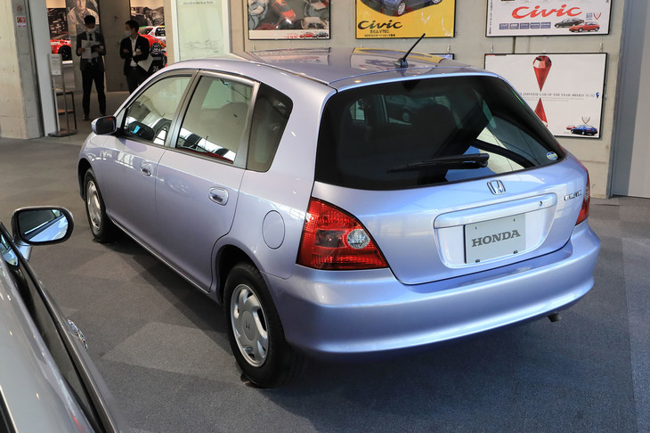 ホンダはこの7代目から、仕向け地ごとに「シビック」をつくり分ける戦略をとる。日本仕様は（「タイプR」を除くと）写真の5ドア仕様のみだったが、欧州では5代目、6代目に通じる3ドア仕様も販売されていた。