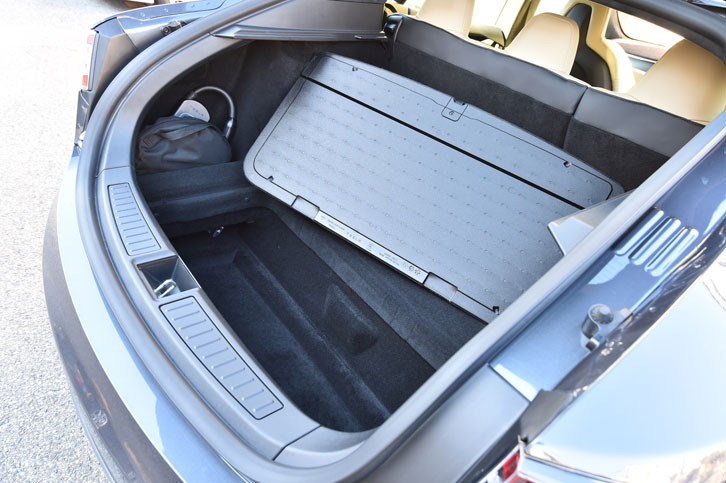 荷室の床下には、予備の収納スペースが確保される。荷室の左隅に見えるのは、充電用のケーブル。