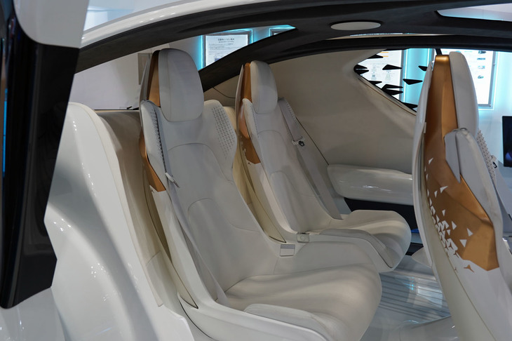 「Concept-愛i」のリアシート。