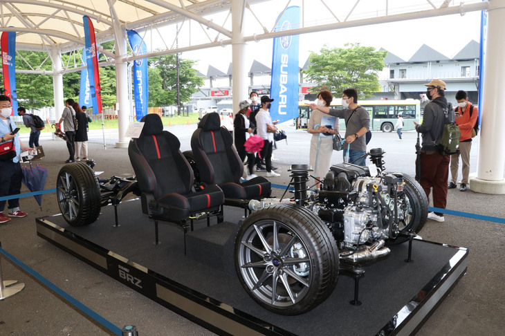 スバルは、新型「BRZ」のメカニカルな展示も実施。パワートレインやサスペンションなどを含むシャシーセットを初公開した。シートを装着することでメカの位置関係を分かりやすくするなど、スバルらしい配慮がみられる。