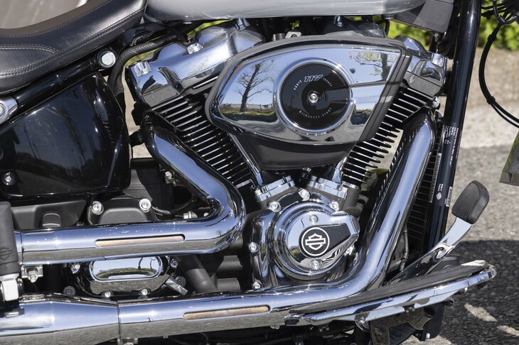 1923ccの排気量を持つ「ミルウォーキーエイト117」エンジン。「クラシック」（91HP／156N・m）、「カスタム」（103HP／168N・m）、「ハイアウトプット」（114HP／173N・m）の3つの仕様が用意され、「ファットボーイ」にはカスタム仕様が搭載される。