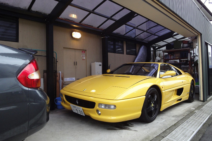 豪華自宅ガレージにて。「F355ベルリネッタ」の神々しい姿に合掌。
