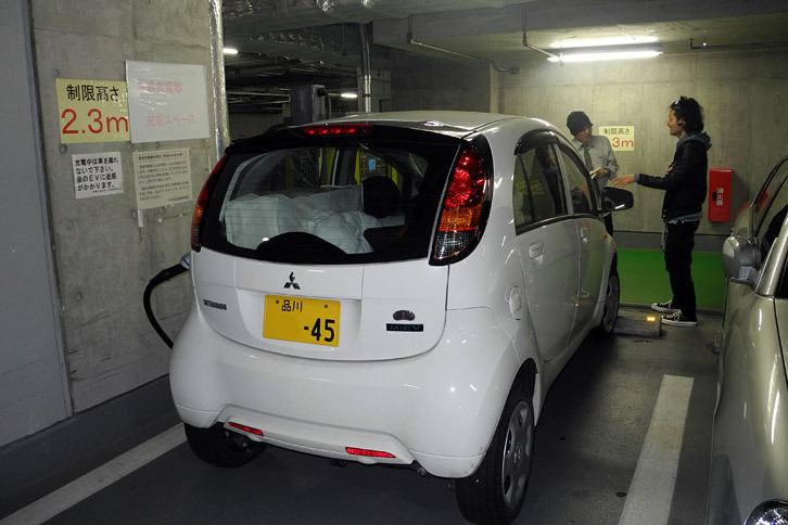 千代田区役所の地下駐車場にある急速充電施設。利用料は必要なく、駐車料金も30分までは無料。先客の「三菱i-MiEV」。