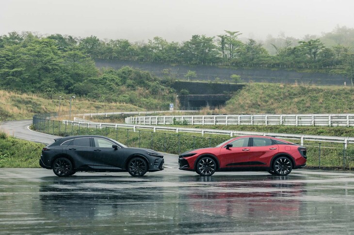 「クロスオーバー」（写真右）よりも「スポーツ」のほうが車高が20mm高い。これはタイヤの外形寸法によるもの。