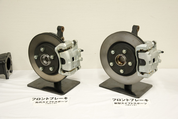 制動力の強化し、耐フェード性を高めるため、フロントには従来モデルより径も厚みも大きいベンチレーテッドディスクを採用。キャリパーにもより大型で高剛性のものを用いている。写真は右が新型、左が従来型のフロントブレーキ。