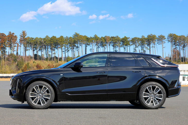 車体については格納式のドアハンドルの採用もトピック。ボディーカラーは「ステラーブラックメタリック」と「クリスタルホワイトトライコート」「アージェントシルバーメタリック」の3色が用意される。