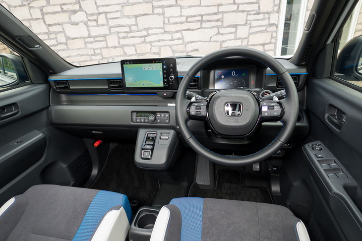 インテリアはベース車である「N-ONE e：」よりデザインや設計を踏襲しつつ、各部に独自のコーディネートを採用。インストゥルメントパネルには、「ブースト」モード作動時に青から紫に色が変わるラインイルミネーションが仕込まれている。