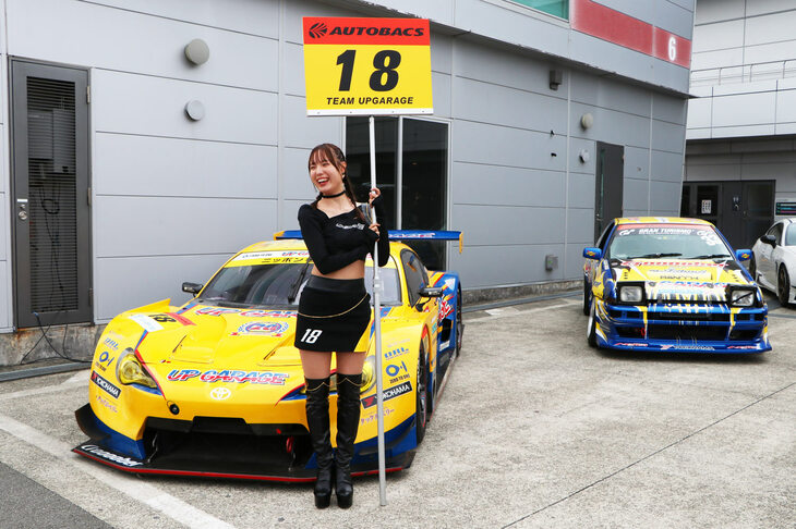 モーターファンフェスタには、サーキットの女神であるレースアンバサダーも多数参加。アップガレージブースの前では、チームアップガレージでレースクイーンを務める前田星奈さんが、ファンとの交流を楽しんでいた。