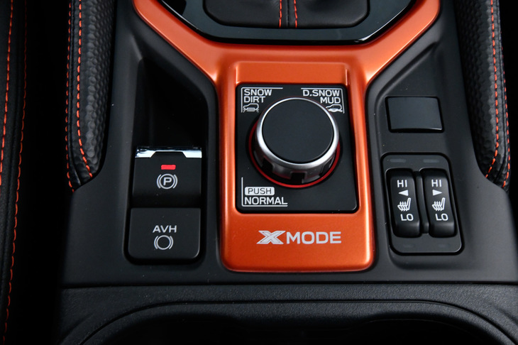 新たにダイヤル式となった「X-MODE」のコントローラー。個人的には、「SNOW DIRT」「D.SNOW MUD」という表記が、ちょっと分かりづらい気がするのだが……。