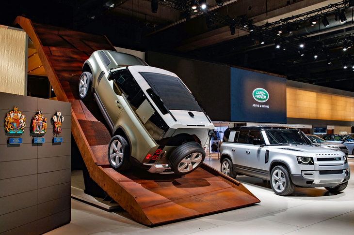 2019年のフランクフルトショーでは新型「ディフェンダー」を発表。複雑な変遷を経て今日に至るランドローバーだが、悪路走破性能をおろそかにしない姿勢にブレはない。