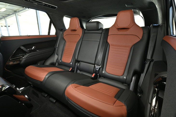 フロントと同じデザインテイストが盛り込まれた3人掛けとなるリアシート。背もたれには40：20：40の分割可倒機構が備わっている。