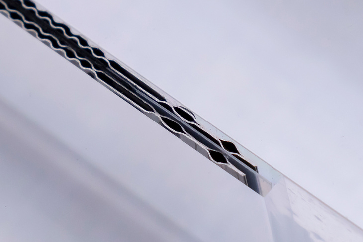 FCセルの端部の断面。従来のFCスタックでは、絶縁のために外周部をゴム被膜で覆い、気密性を高めるためにシリコンゴムシールを用いていたのだが、新しいスタックのセルはご覧のとおりのシンプルなもの。外周部の絶縁はスタックの構造によって対応。気密性の保持は、セパレーター自体の中空バネ構造を用いたメタルシールと、端部の溶接シール、凸部のマイクロシールで対応している。