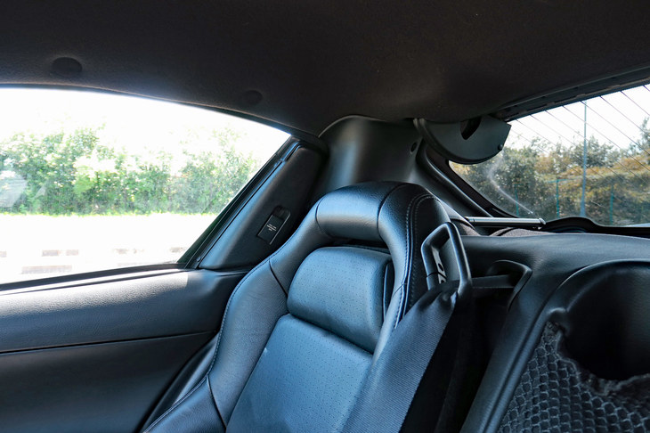 「ダッジ・バイパー」の、運転席からの右後側方の視界の図。左折しての大通り合流は、恐怖以外の何者でもない。