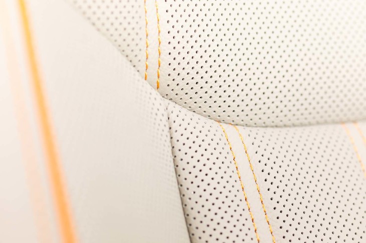 シート表皮はバルコナレザーとミラノレザーのコンビネーション。鮮やかなオレンジの差し色が目を引く。