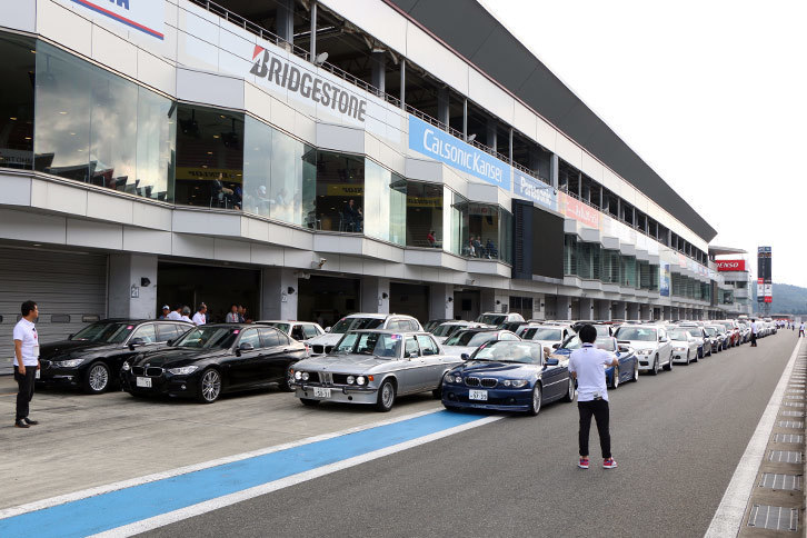 パレードランを前に、ピットレーンに並べられた参加車両。ピットレーンが埋まるほどの台数である。