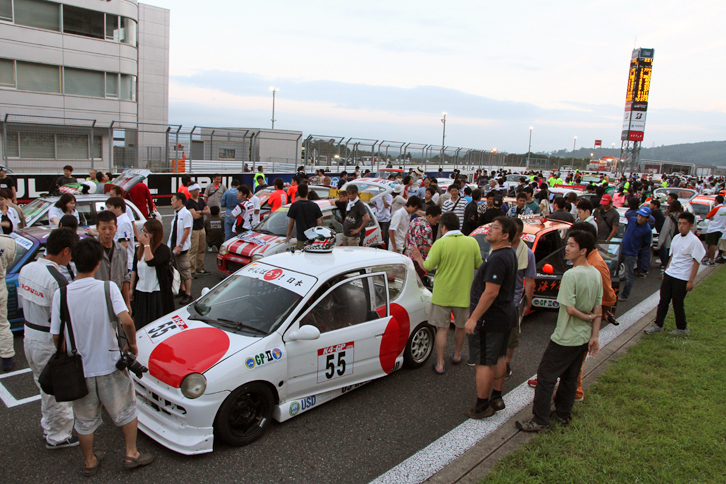 レースが終了し、グリッド上で行われる表彰式を待つ。天候は昼前後から時折日が差すまでに回復、この時間も西の空は明るい。