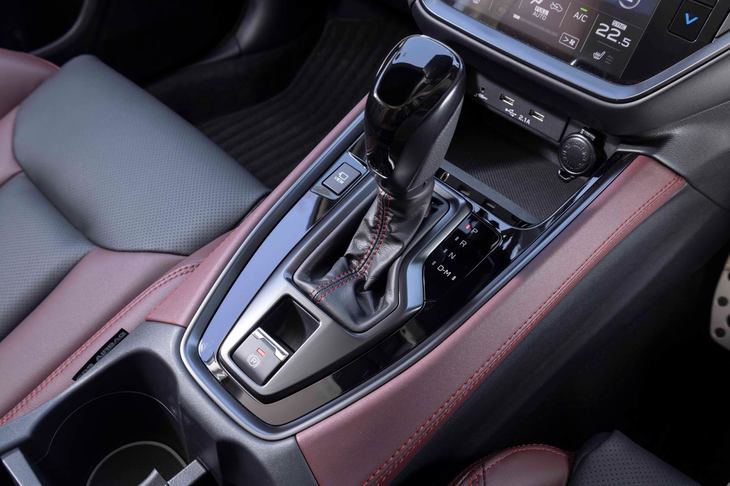 トランスミッションは、8段のマニュアル変速機能が備わるCVTのみ。シフトレバーは本革巻きとなる。
