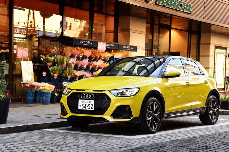 ブラックに見えるホイールアーチは、パールの入った濃いグレー。つや消しではなく、光沢のある仕上げとなっている。