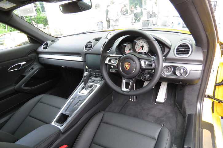 「ポルシェ718ケイマン」のコックピット周辺。ステアリングホイールのセンターに輝くポルシェのエンブレムが、乗るたびにオーナーの心をくすぐる。
	 